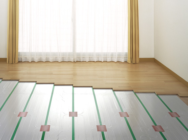 Living.  [TES hot water floor heating] living ・ The dining, It has adopted the warm gas hot water floor heating from the feet clean not pollute the air. Also it is economical without unevenness in temperature compared to the electric. (Same specifications)