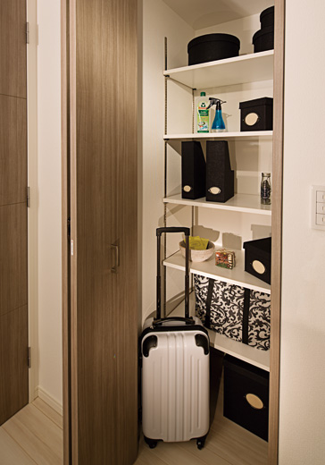 Receipt.  [Storage (living ・ Corridor)] Storage of living has a depth, Also it can be stored, such as cleaner and suitcase.
