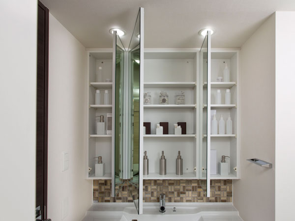 Bathing-wash room.  [Three-sided mirror back storage] Vanity with easy-to-use three-sided mirror. The Kagamiura, Ensure the storage space that can organize the basin outfit.