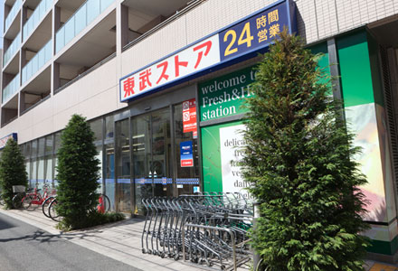 Surrounding environment.  [Tobu Store Co., Ltd. Narihira shop] "98 yen uniform" and "the city of five o'clock" is very popular! Isesaki Tobu (Tobu Sky Tree line) push-up a 10-minute walk from the train station. A fresh, There commitment, safety, Convenient fresh ・ 24-hour supermarket to focus on foods. "98 yen uniform" and "the city of five o'clock" is very popular in the local customers. (About 1020m / Walk 13 minutes)