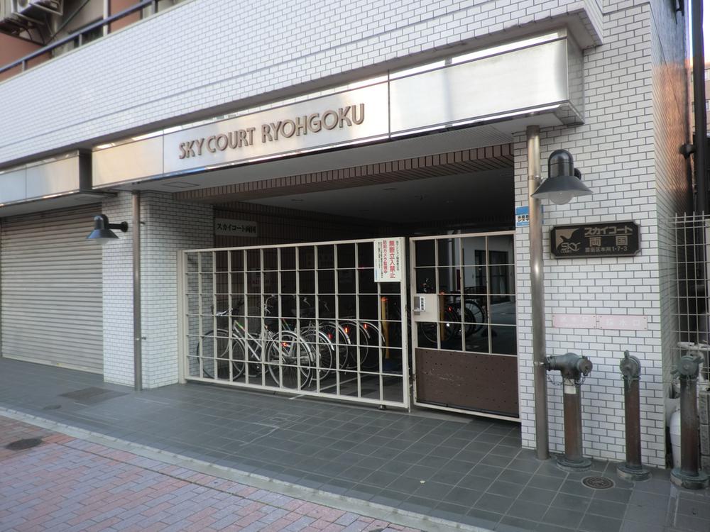 Entrance. Common areas