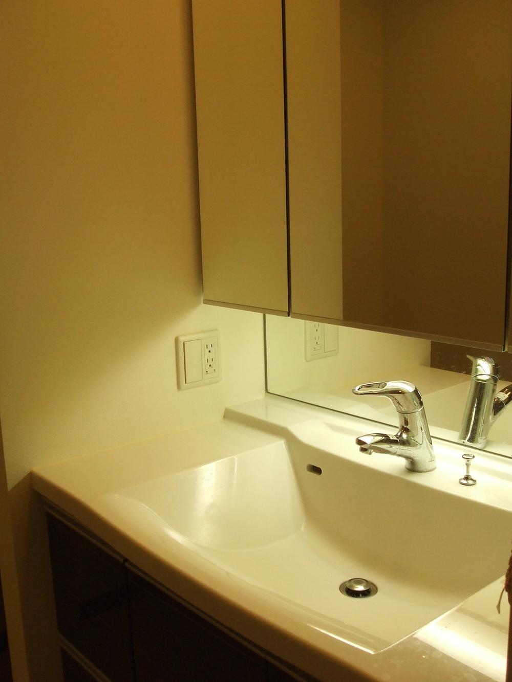 Wash basin, toilet. Room (August 2013) Shooting