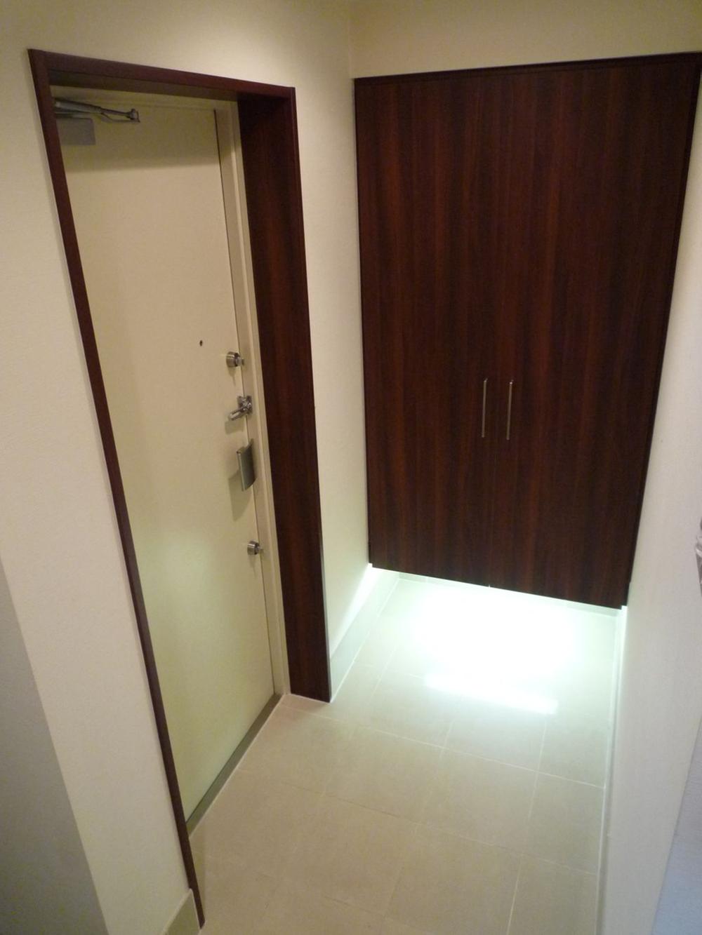 Entrance. Indirect lighting under the cupboard is exudes a good atmosphere