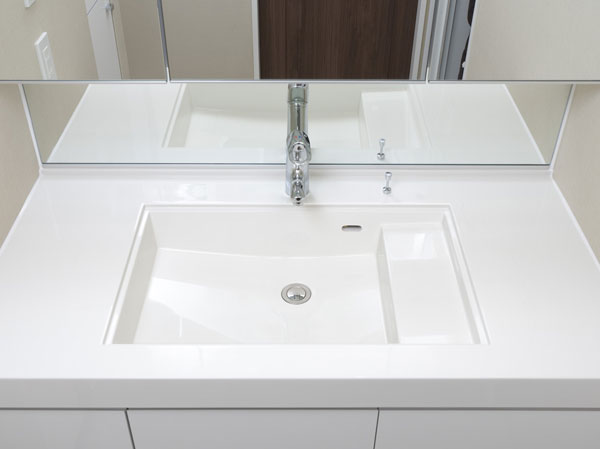 Bathing-wash room.  [Population marble basin bowl] Counter and the bowl is a polyester-based artificial marble no easy seam of care, In counter-integrated molding, Beautiful luster artificial marble. A bowl of linear square form, It will produce the urban basin space.