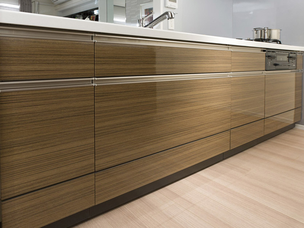 Kitchen.  [Kitchen surface material] To the door of the system kitchen, Gloss adopted a beautiful melamine mirror.