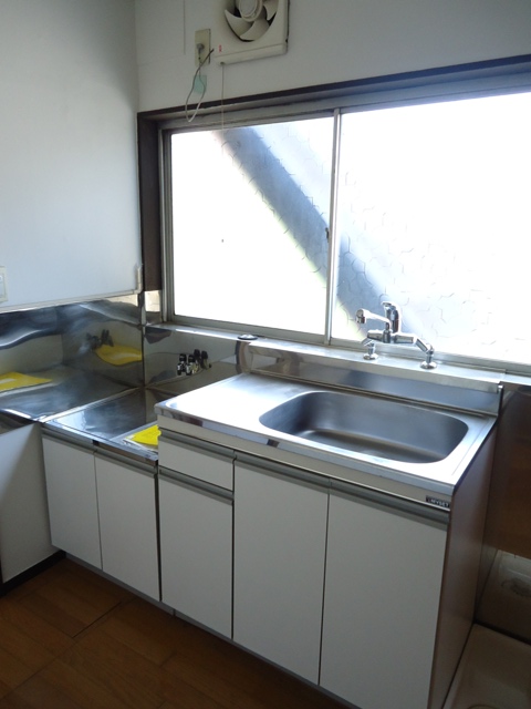 Kitchen. Gas stove is installed Allowed.