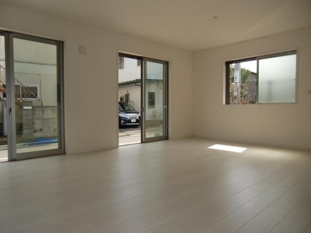 Same specifications photos (living). Spacious living room