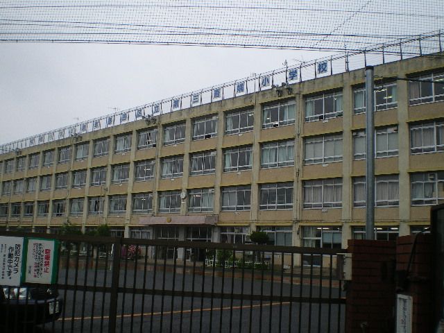 Primary school. Municipal third Shingo 嬬小 690m to school (elementary school)