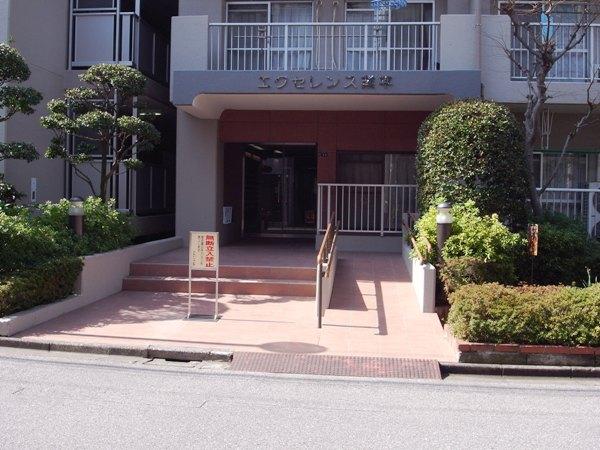 Entrance. «Entrance» planting has also been firmly care, Green is refreshing.