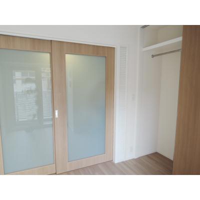 Living and room. Sliding door that does not take place in the opening and closing. 