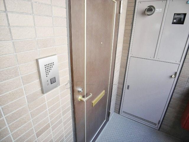 Other common areas. Sharing unit Entrance