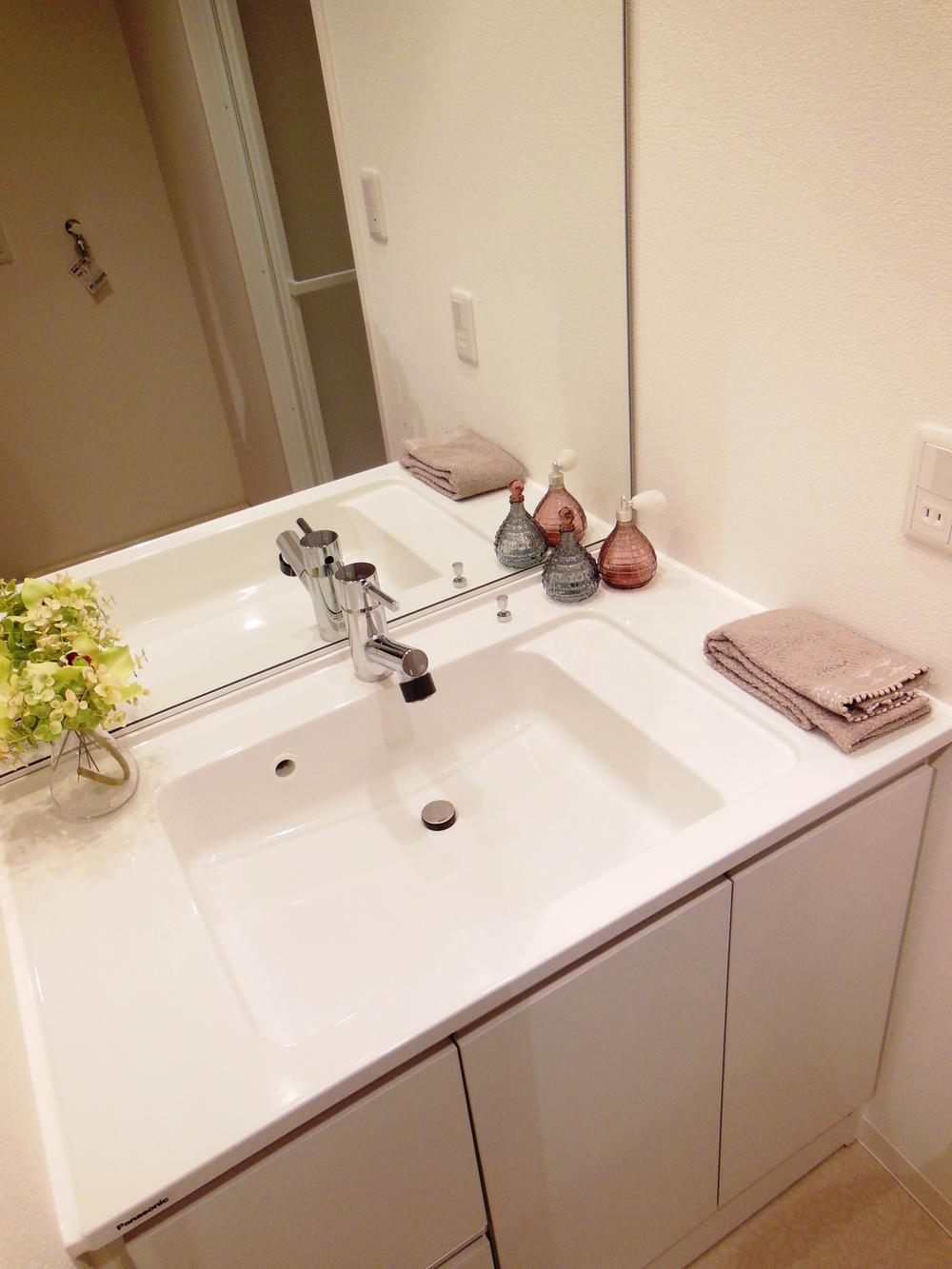 Wash basin, toilet. Vanity already replaced (November 2013) Shooting