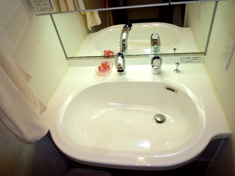 Wash basin, toilet. Ball-integrated counter, Shampoo faucet, Kagamiura with storage triple mirror