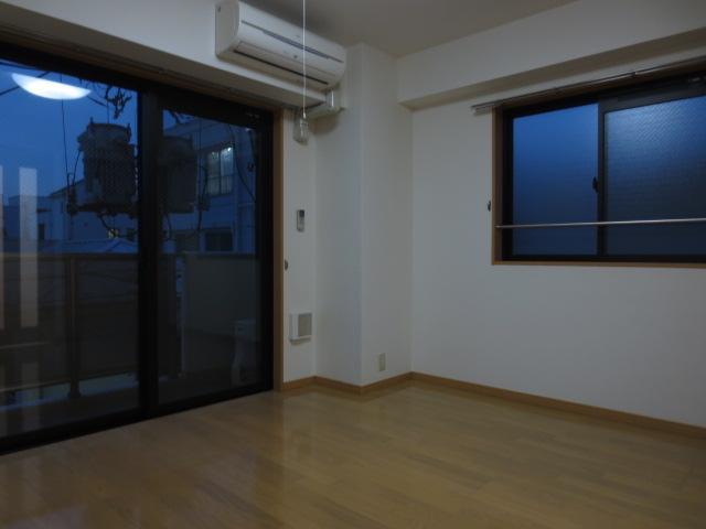 Living and room. Western-style 1 (Southeast Corner Room ・ Two-sided lighting)