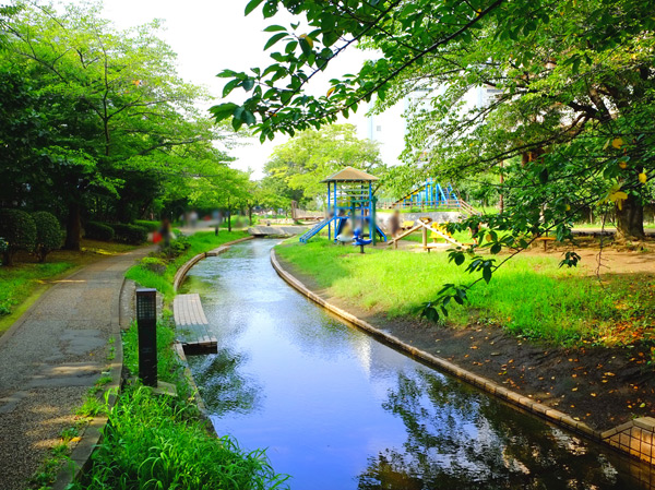 Surrounding environment. <Wellith Kinshicho Hokusai street> than walk of 2 minutes "large Yokogawa water park". A variety of trees and creek, Flowers in beautifully moist large water park was. (Large Yokogawa water park / About 100m ・ A 2-minute walk)