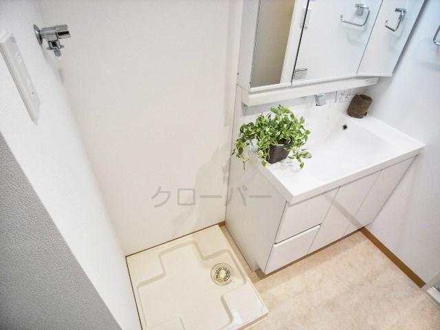 Wash basin, toilet. Washing machine bread