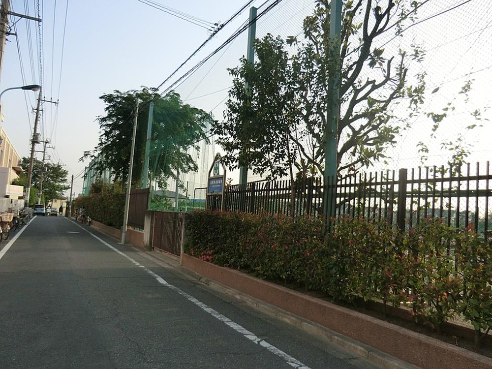 Junior high school. 917m to Tachikawa Municipal Tachikawa third junior high school