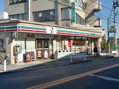 Convenience store. 500m to Seven-Eleven (convenience store)