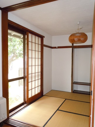 Living and room. Facing south of bright Japanese-style room!