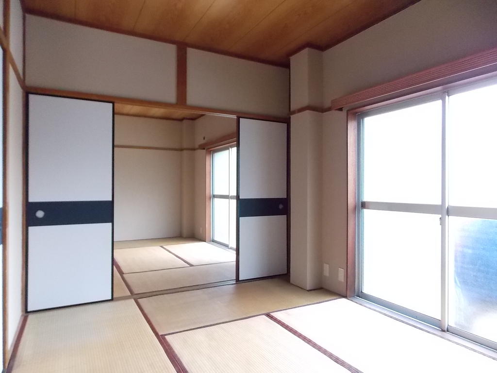 Living and room. It is the south side of the continued Japanese-style room