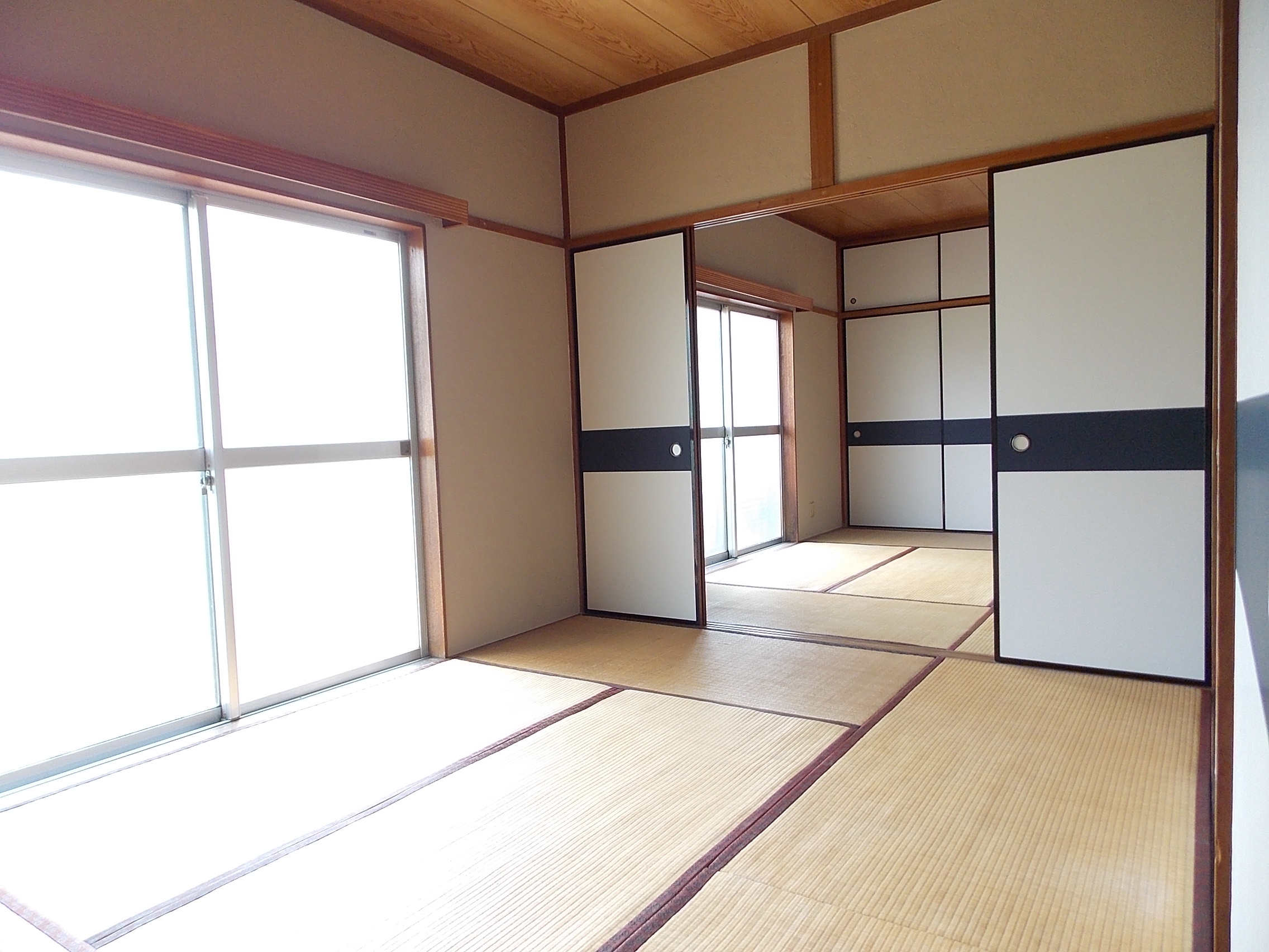 Living and room. In the south Japanese-style room, It is good for both day ventilation