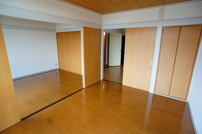 Living and room. There is Western-style 6 quires storage space