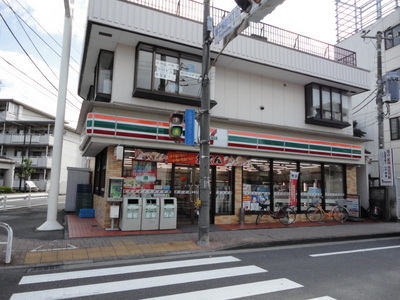 Convenience store. Seven-Eleven (convenience store) up to 100m