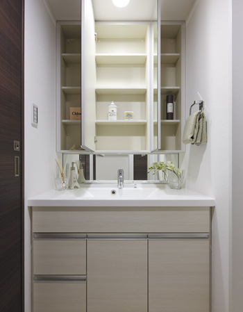 Bathing-wash room.  [Powder Room] Available storage space washbasin to Kagamiura. It is very convenient for storage of small parts such as cosmetics.