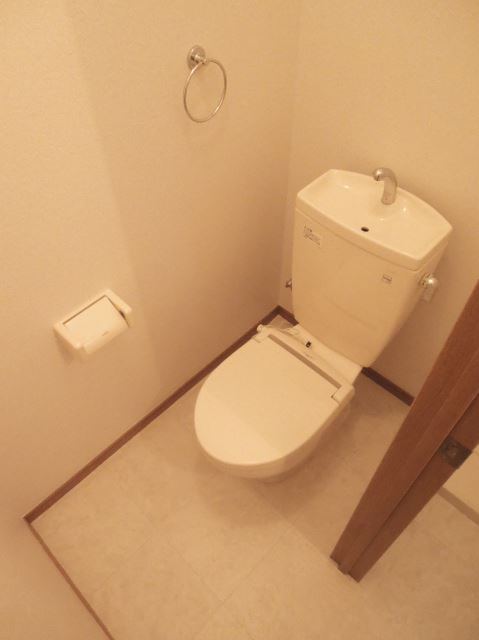 Toilet.  ☆ It is a practical toilet with a towel rack ☆