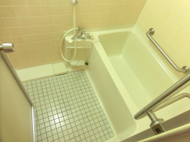 Bath. Clean bathrooms