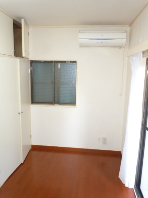 Living and room. Air conditioning is equipped with 1 groups