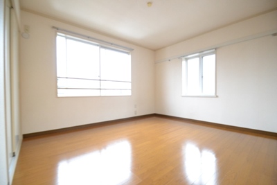 Other room space. Bay windows also there is a bright bedroom. 