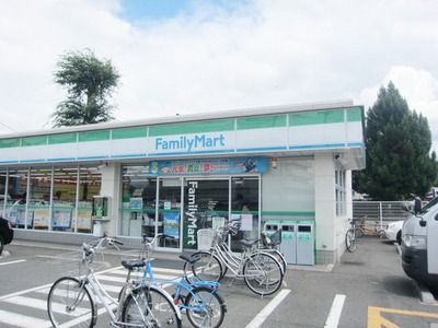 Convenience store. 300m to Family Mart (convenience store)