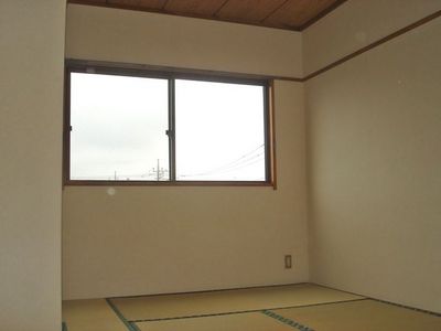 Living and room. Healing of Japanese-style room! Tatami Omotegae before occupancy