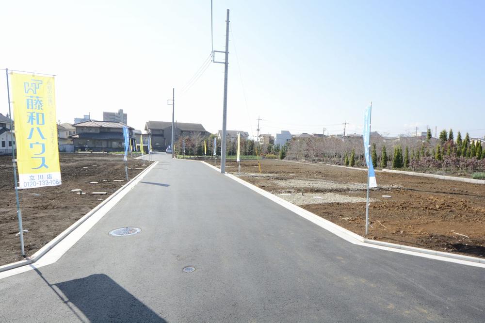 Local photos, including front road. Spacious development road of 6M
