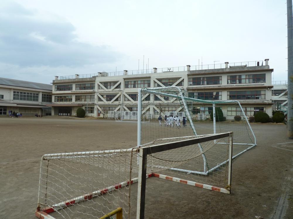 Junior high school. 600m to Tachikawa Municipal Tachikawa fifth junior high school