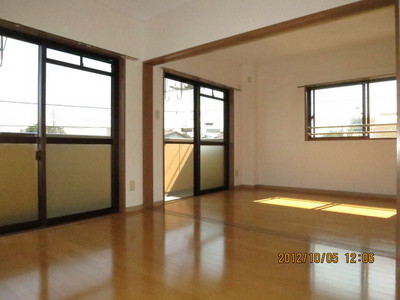 Living and room. Spacious relax LDK! (With windows only corner room)