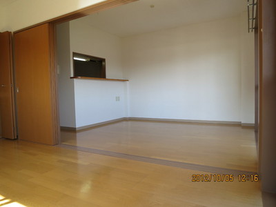 Living and room. The spacious LDK and connect with the Western-style