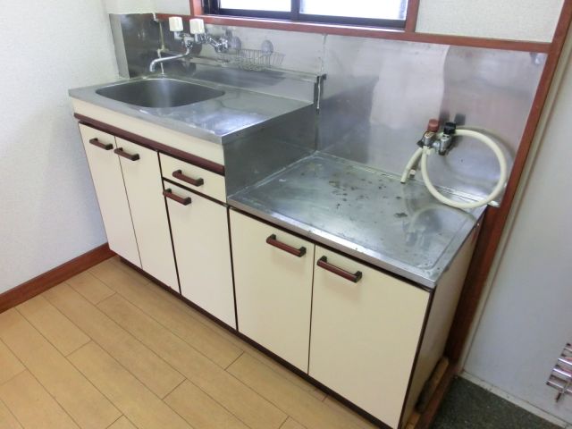 Kitchen. Two-burner gas stove can be installed