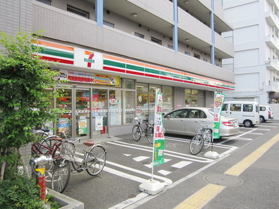 Convenience store. 576m to Seven-Eleven (convenience store)