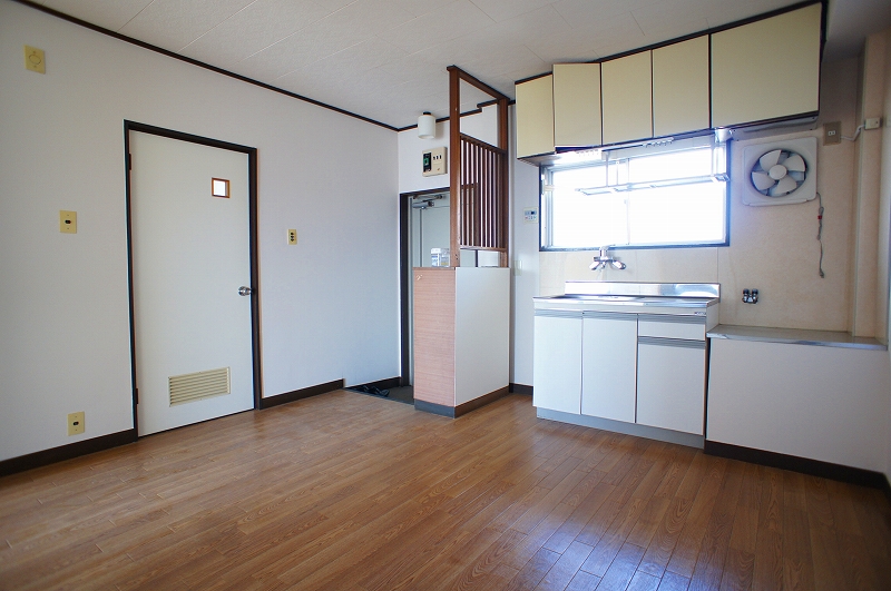 Kitchen. 8 Pledge of spacious dining kitchen