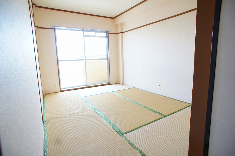 Kitchen. Japanese-style room 6 tatami 