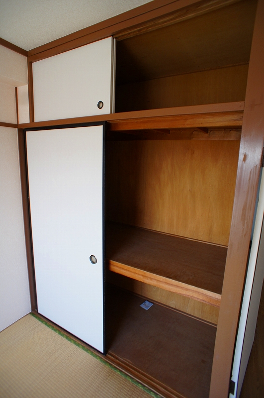 Washroom. Japanese-style room Closet storage