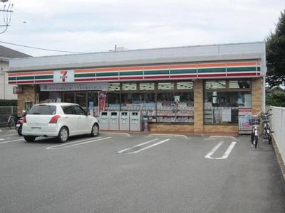 Convenience store. 650m to Seven-Eleven (convenience store)