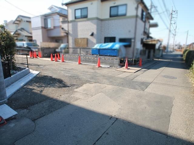 Local photos, including front road. 2-chome, contact road situation Tachikawa Kamisuna cho