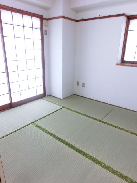 Living and room. Is Indoor Laundry Area. There are upper receiving