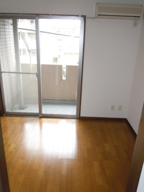 Living and room. South-facing sunny ・ Air-conditioned