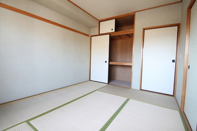 Living and room. Japanese-style room with closet!