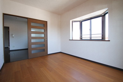 Living and room. Bright Western-style! With bay window!