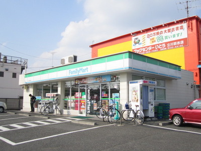 Convenience store. 550m to Family Mart (convenience store)